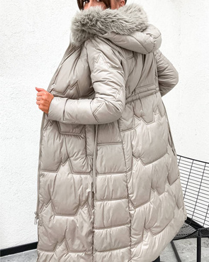 Zimowa damska kurtka beżowa poniżej kolan