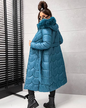 Długi, pikowany damski płaszcz z paskiem morski