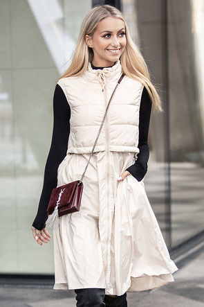 Jasnobeżowa kamizelka ze spódnicą