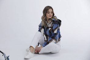 Krótka koszulowa kurtka w kratę w kolorze niebieskim