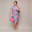 Sukienka plus size z kopertowym dekoltem fuksja kwiaty