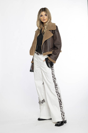 Stylowy brązowy kożuch z wygodnym kołnierzem