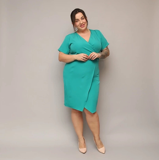 Morska sukienka plus size z kopertowym dekoltem