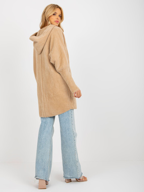 Elegancka jasnobeżowa narzutka typu alpaka poniżej bioder