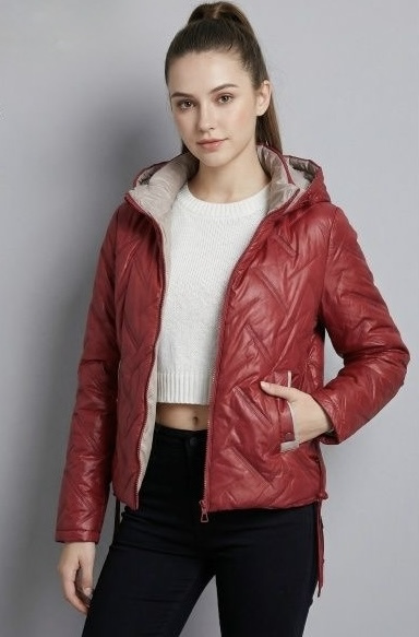 Ciemnoczerwona pikowana kurtka z beżowym wykończeniem 