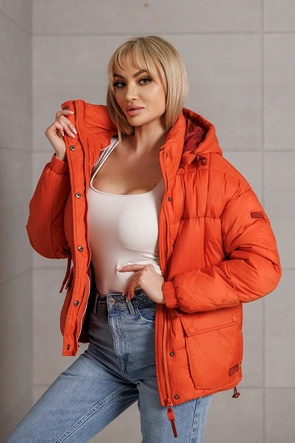 Koralowa kurtka na zimę