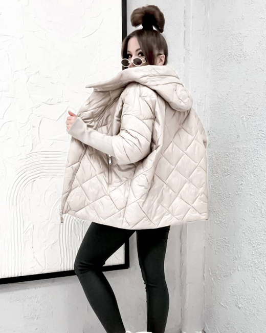 Pikowana ecru kurtka z kapturem i dzianinowymi rękawami