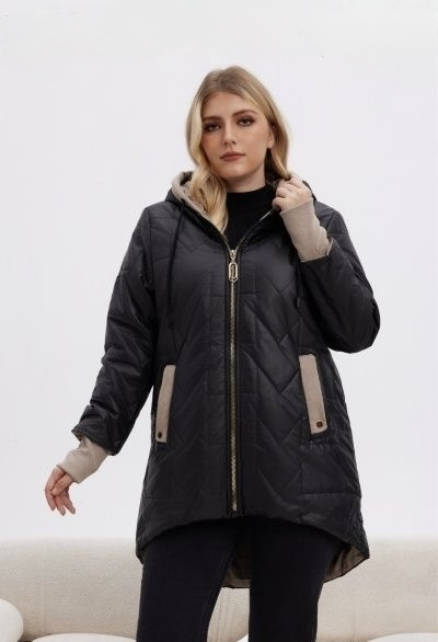 Czarna pikowana kurtka damska z asymetrycznym dołem