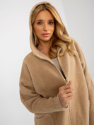 Elegancka jasnobeżowa narzutka typu alpaka poniżej bioder