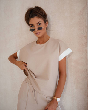 Beżowy komplet t-shirt i spodnie z lampasami