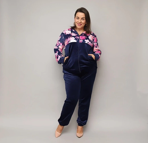 Welurowy komplet dresowy plus size w kwiaty granatowy