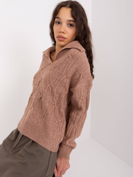 Luźny brązowy sweter z warkoczami