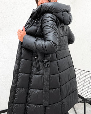 Taliowana zimowa kurtka z kapturem czarna