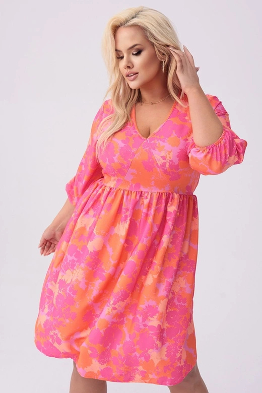 Sukienka plus size w kwiaty różowo-pomarańczowa