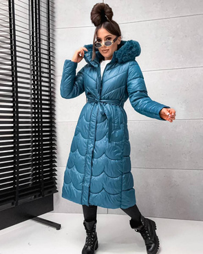 Długi, pikowany damski płaszcz z paskiem morski