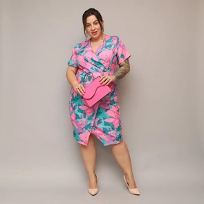 Sukienka plus size z kopertowym dekoltem fuksja kwiaty