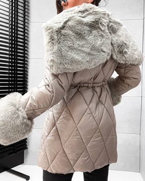 Pikowana kurtka zimowa beż z futrzanym wykończeniem