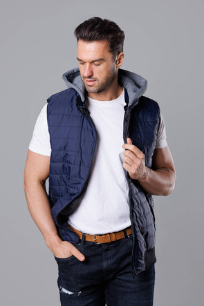 Granatowy bezrękawnik męski z dresowym kapturem