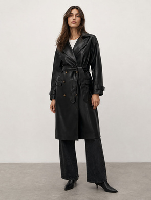 Klasyczny czarny płaszcz z klapami i paskiem
