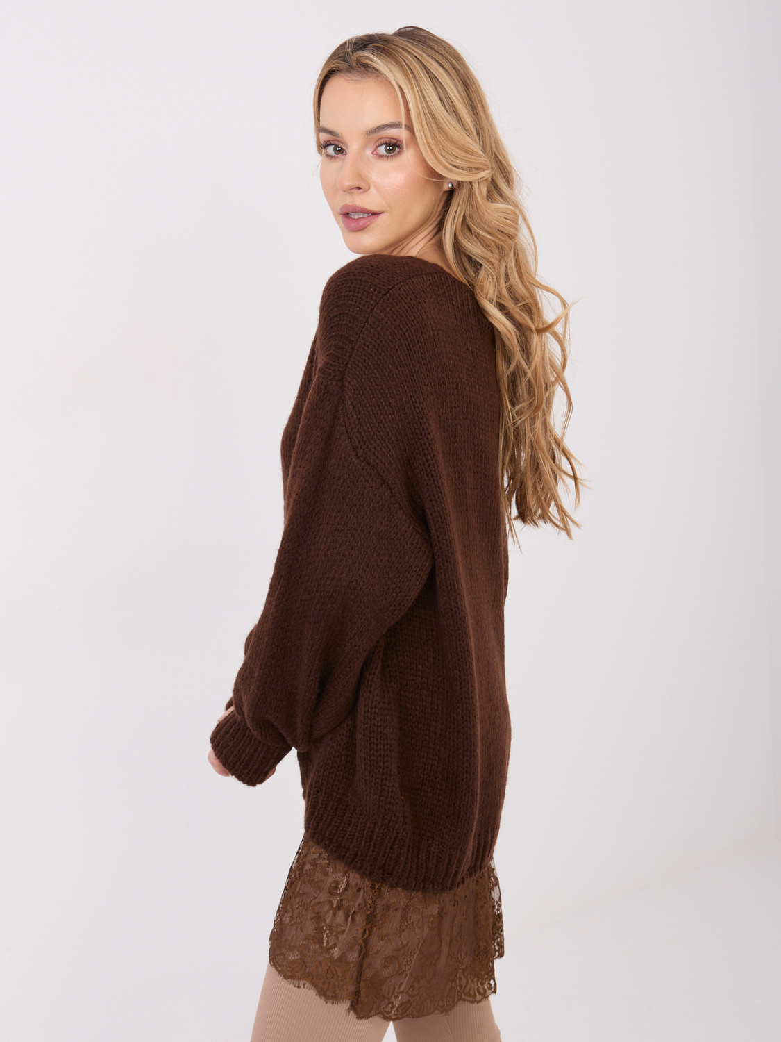 Miękki brązowy sweter damski z moherem i koronką
