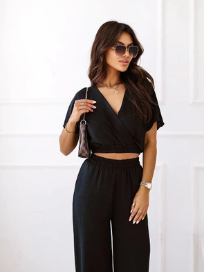 Elegancki czarny komplet krótki top i spodnie z wysokim stanem