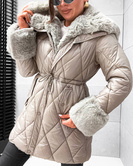 Pikowana kurtka zimowa beż z futrzanym wykończeniem