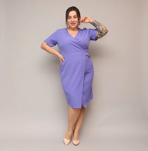 Fioletowa sukienka plus size z kopertowym dekoltem