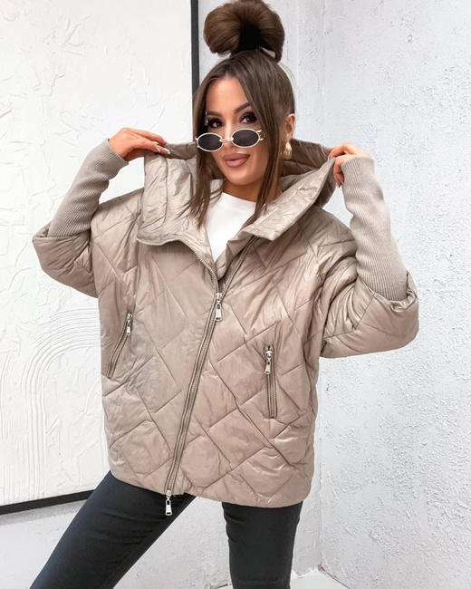 Pikowana ciemnobeżowa kurtka z kapturem i dzianinowymi rękawami