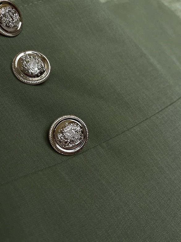 Eleganckie khaki spodnie damskie ze złotymi guzikami