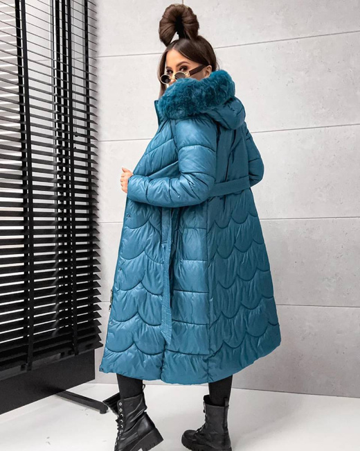 Długi, pikowany damski płaszcz z paskiem morski