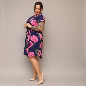 Prosta sukienka plus size z krótkim rękawem granatowa kwiaty
