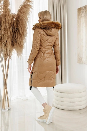 Zimowy taliowany płaszcz damski camel