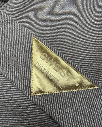 Brązowy płaszcz w delikatne paseczki