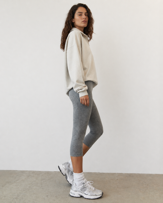 Szare legginsy sportowe typu capri damskie