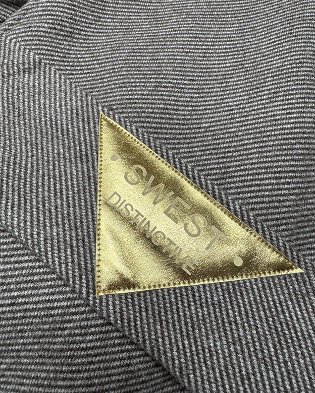 Brązowy płaszcz w delikatne paseczki