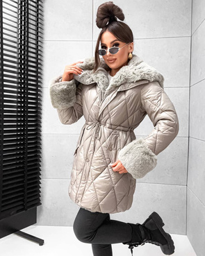 Pikowana kurtka zimowa beż z futrzanym wykończeniem