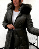 Zimowa damska kurtka czarna poniżej kolan