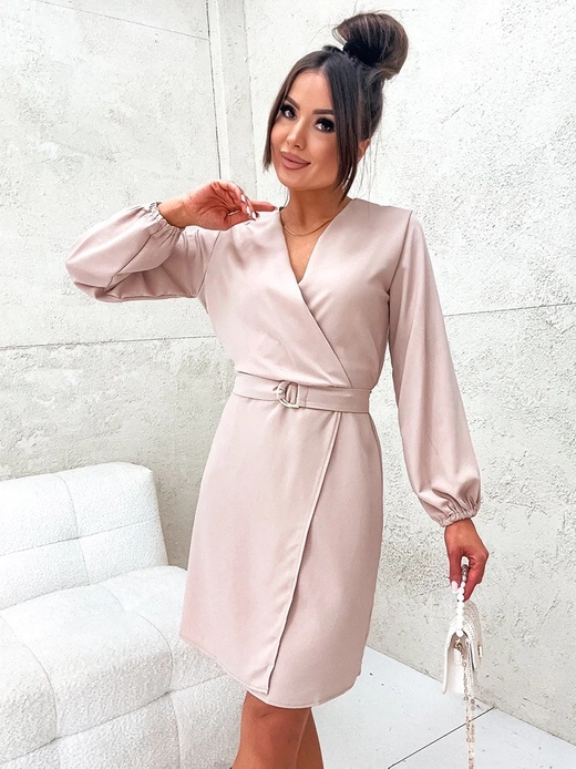 Beżowa sukienka z paskiem