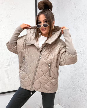 Pikowana ciemnobeżowa kurtka z kapturem i dzianinowymi rękawami