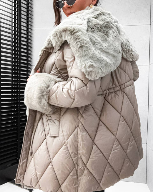 Pikowana kurtka zimowa beż z futrzanym wykończeniem