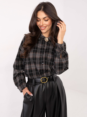 Czarna koszula z broszką