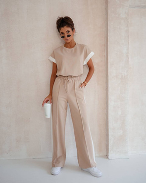 Beżowy komplet t-shirt i spodnie z lampasami