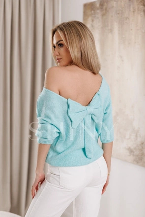 Miętowy sweter z ozdobnym tyłem