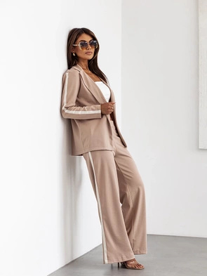 Beżowy komplet damski sportowa marynarka i szerokie spodnie