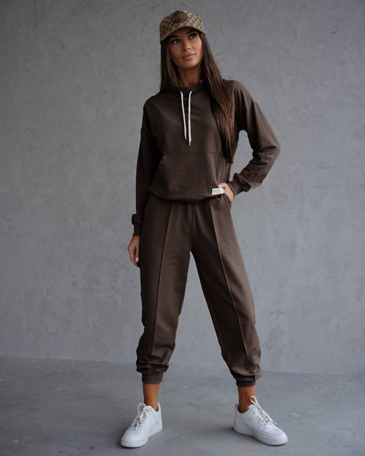 Czekoladowy bawełniany dres damski