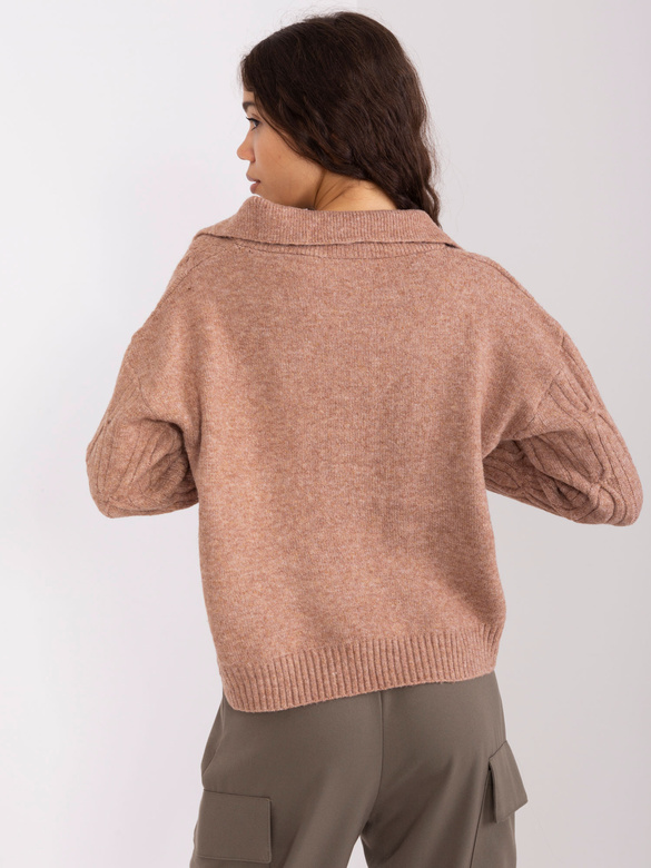 Luźny brązowy sweter z warkoczami