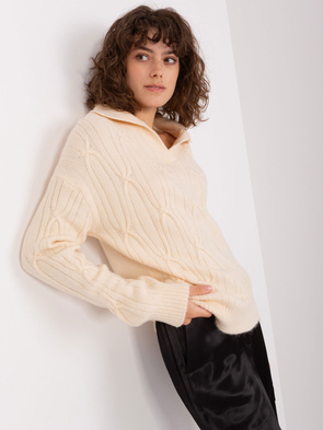 Luźny jasnobeżowy sweter z warkoczami