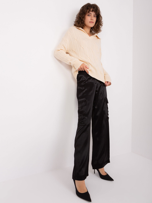 Luźny jasnobeżowy sweter z warkoczami