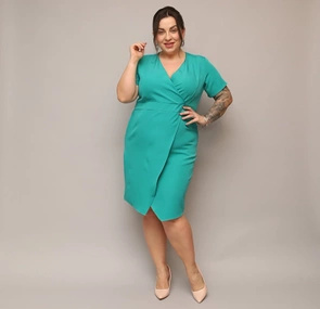Morska sukienka plus size z kopertowym dekoltem
