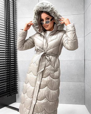 Długi, pikowany damski płaszcz z paskiem beżowy